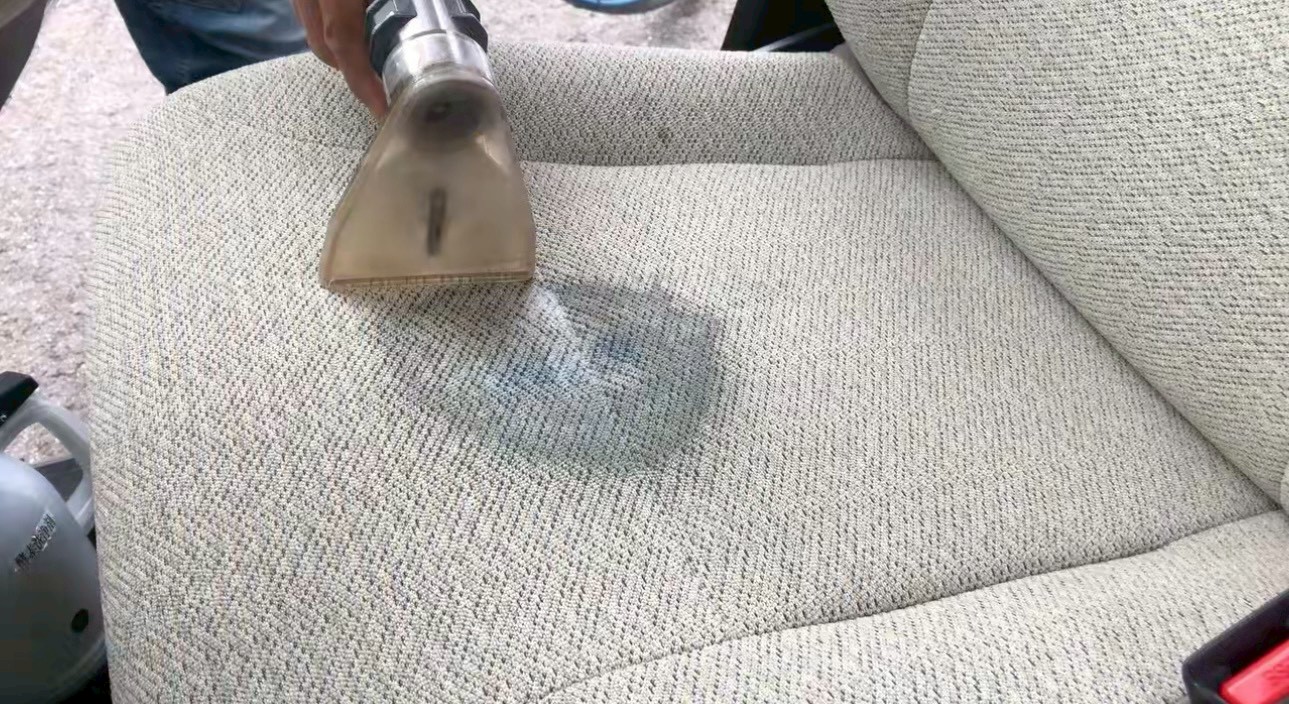 ファブリックシートをリンサー（水抽出洗浄機）でシミ抜き洗浄する AutoStyle 長崎・佐世保の車内クリーニング施工