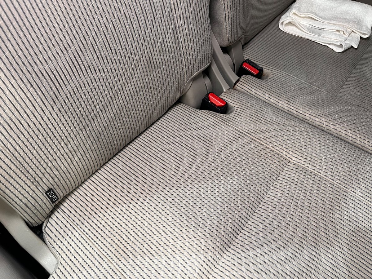 日産 デイズの後部座席を近くから撮った写真（洗浄後）