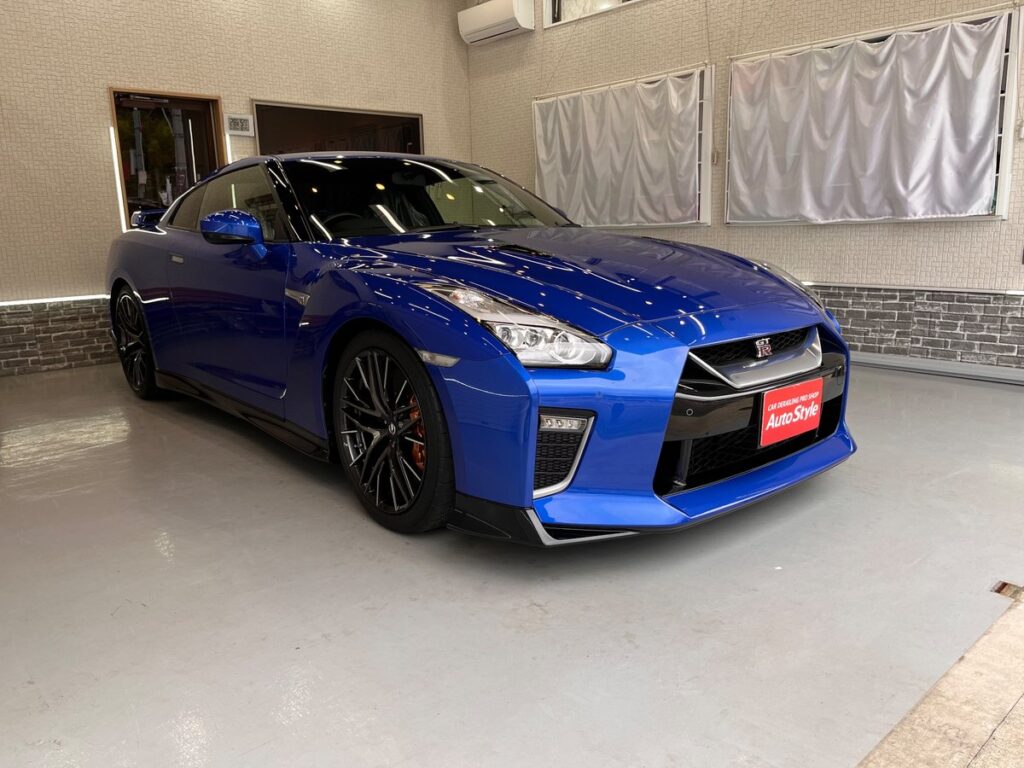 仕上がった青い日産 GT-R を斜め前から見たところ（施工後）