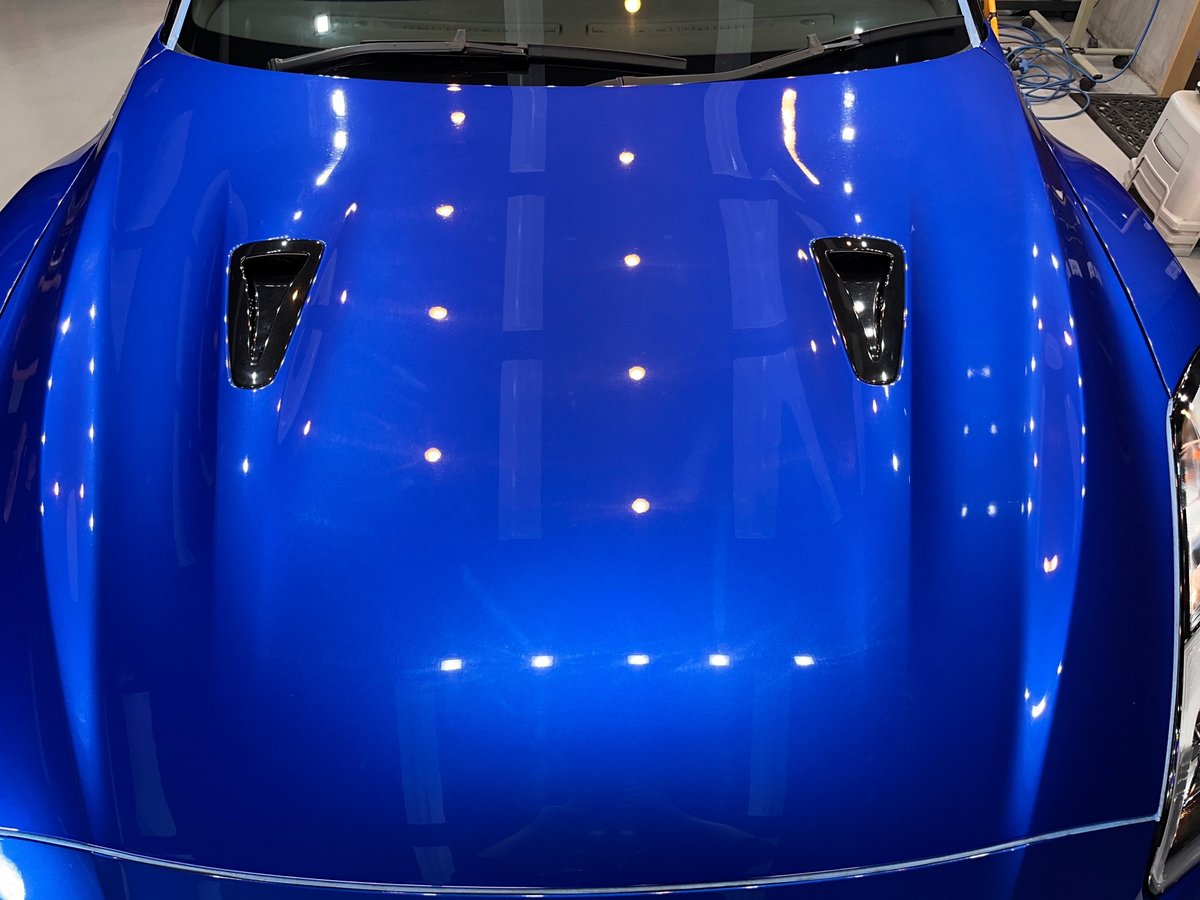 照明の下で見た GT-R のボンネット(作業1日目)