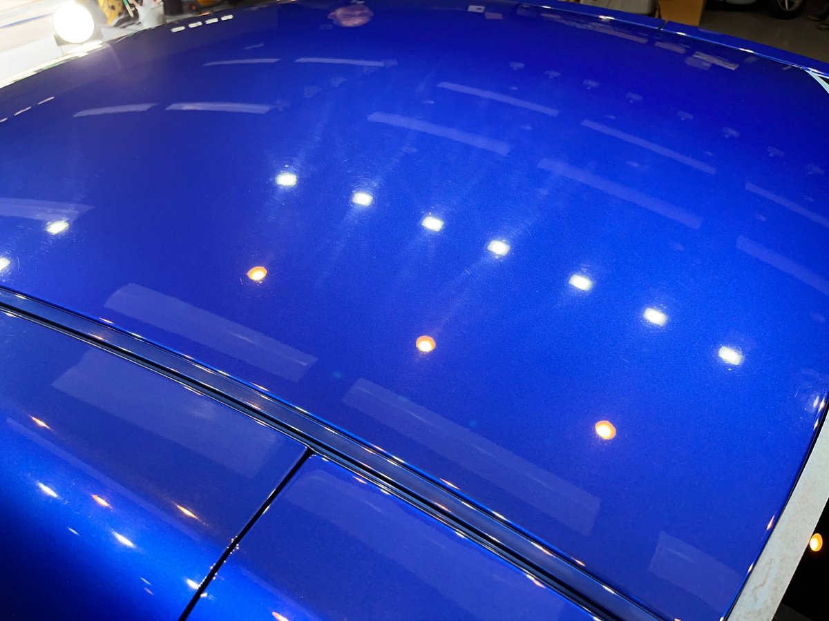 照明の下で見た GT-R の屋根(作業1日目)