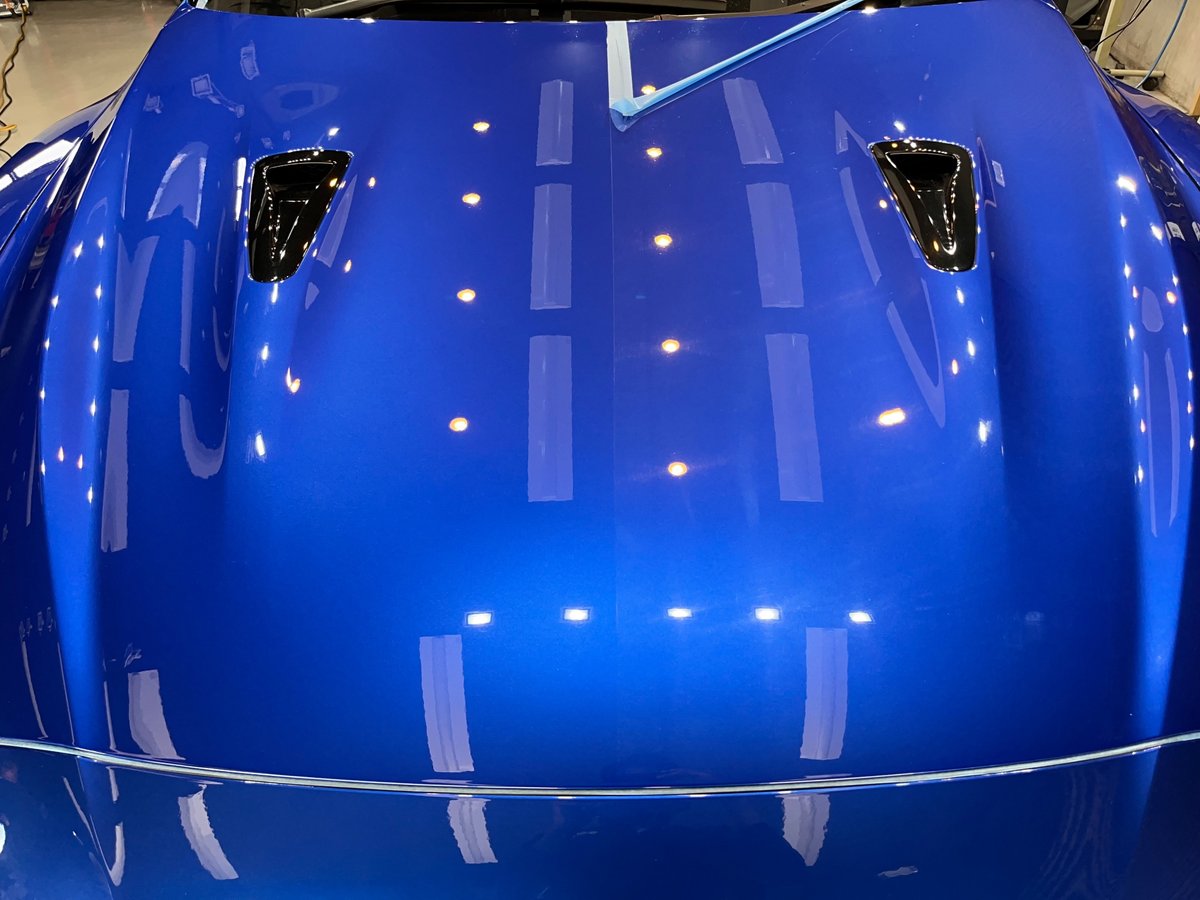 まわりをテープで保護した GT-R のボンネット
