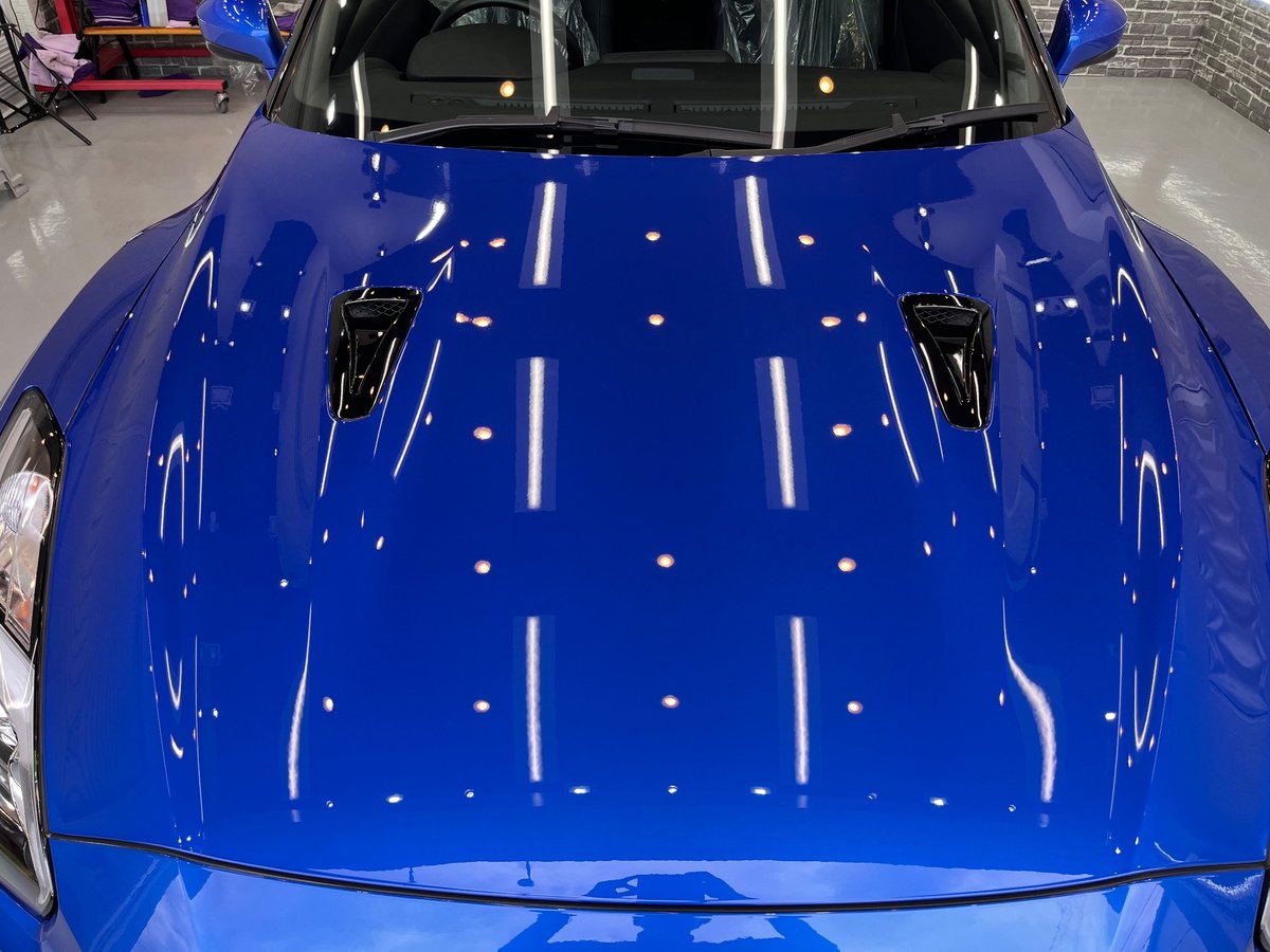 仕上がった GT-R のボンネット。天井の照明が映り込んでいる(施工後)