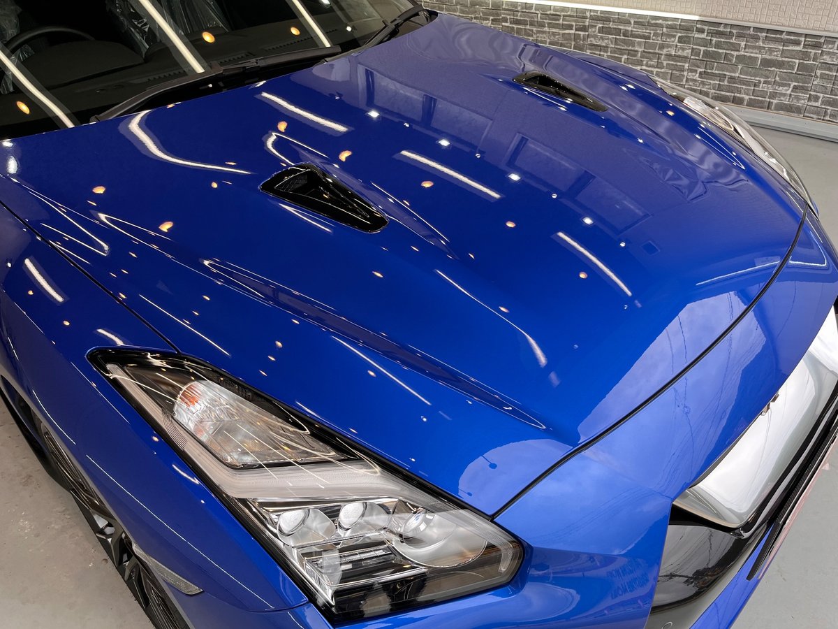 仕上がった GT-R のボンネットとヘッドライトを斜めから見たところ(施工後)