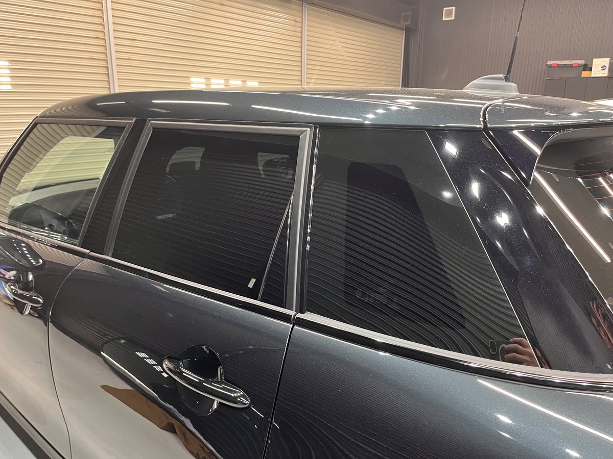 ミニ クーパーS の左側面。後ろのドアの窓にスモークフィルムを貼っている（施工後）