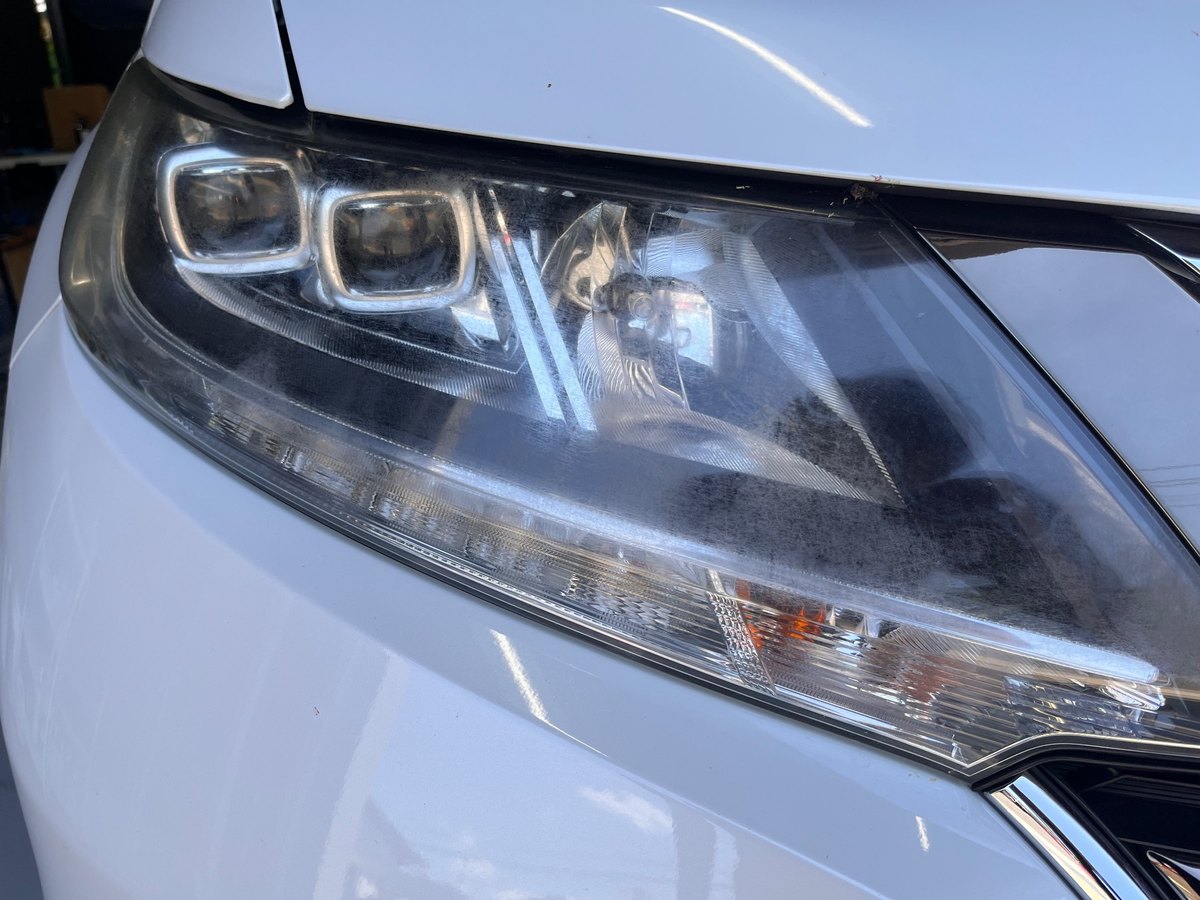 ホンダ オデッセイのヘッドライトを近くから撮った写真。レンズがくもり、表面がざらついて見える（作業前）